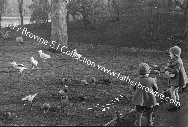 ST STEPHEN'S GREEN GIRLS WITH PIGEONS